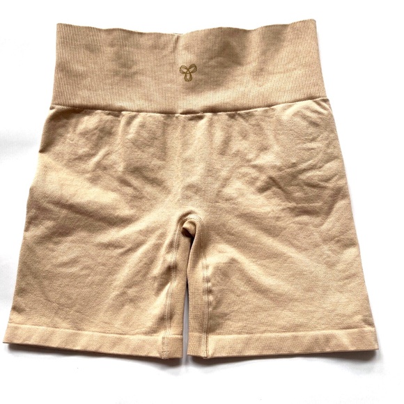 Aritzia TNA Body Hi-Rise Biker Shorts Beige 7" Inseam New With Tags Stretchy - Picture 2 of 4